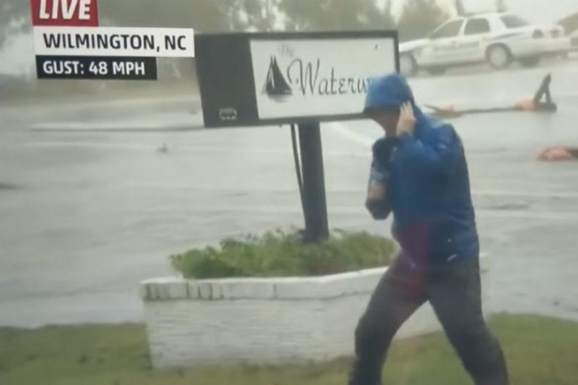 Reporter doet aan overdramatische berichtgeving tijdens orkaan