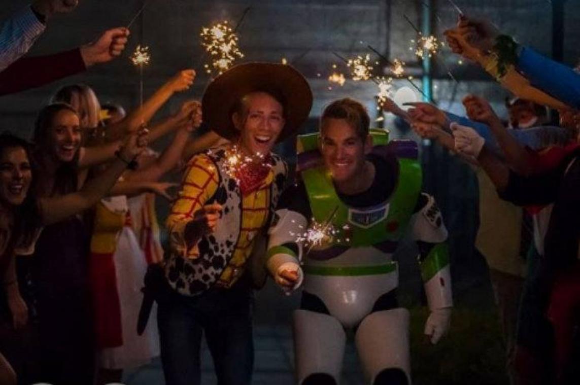 Koppel stapt in huwelijksbootje als Buzz Lightyear en Woody