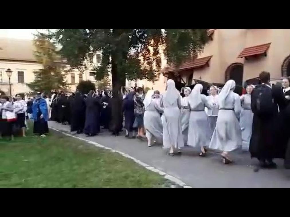 VIDEO. Poolse nonnen gooien beentjes los
