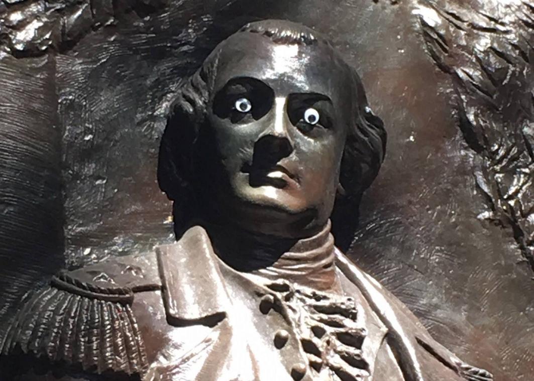 Vandaal plakt 'googly eyes' op standbeeld