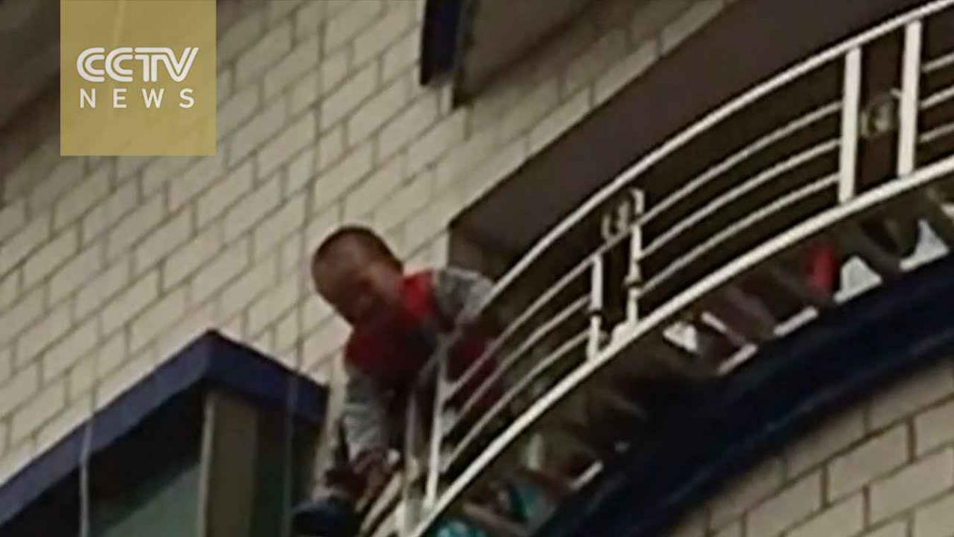 Peuter valt van balkon: omwonenden vangen hem op