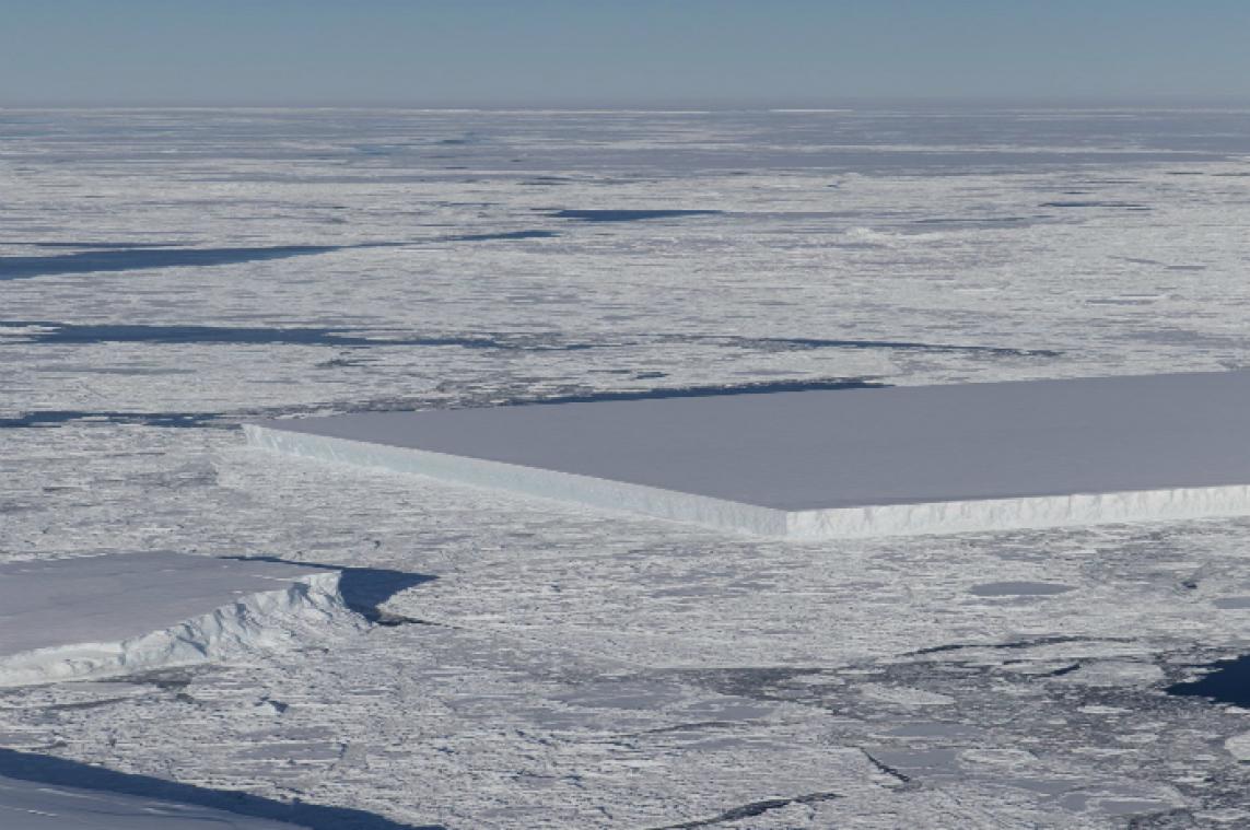 Bizar. Vierkante ijsberg gespot op Antarctica