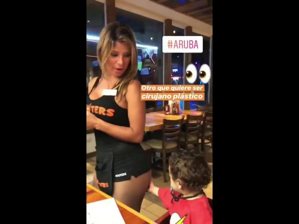 VIDEO. Nieuwsgierig jongetje knijpt in poep van serveerster