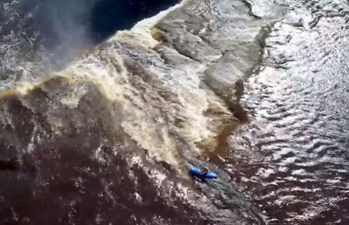 VIDEO. Drone filmt hoe kajakker 33 meter hoge waterval aandurft