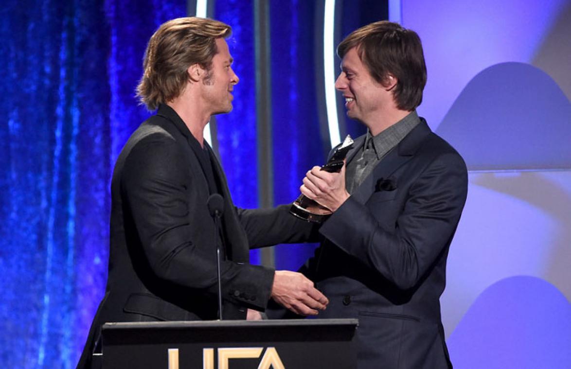 Felix van Groeningen krijgt opmerkelijke award uit handen van Brad Pitt
