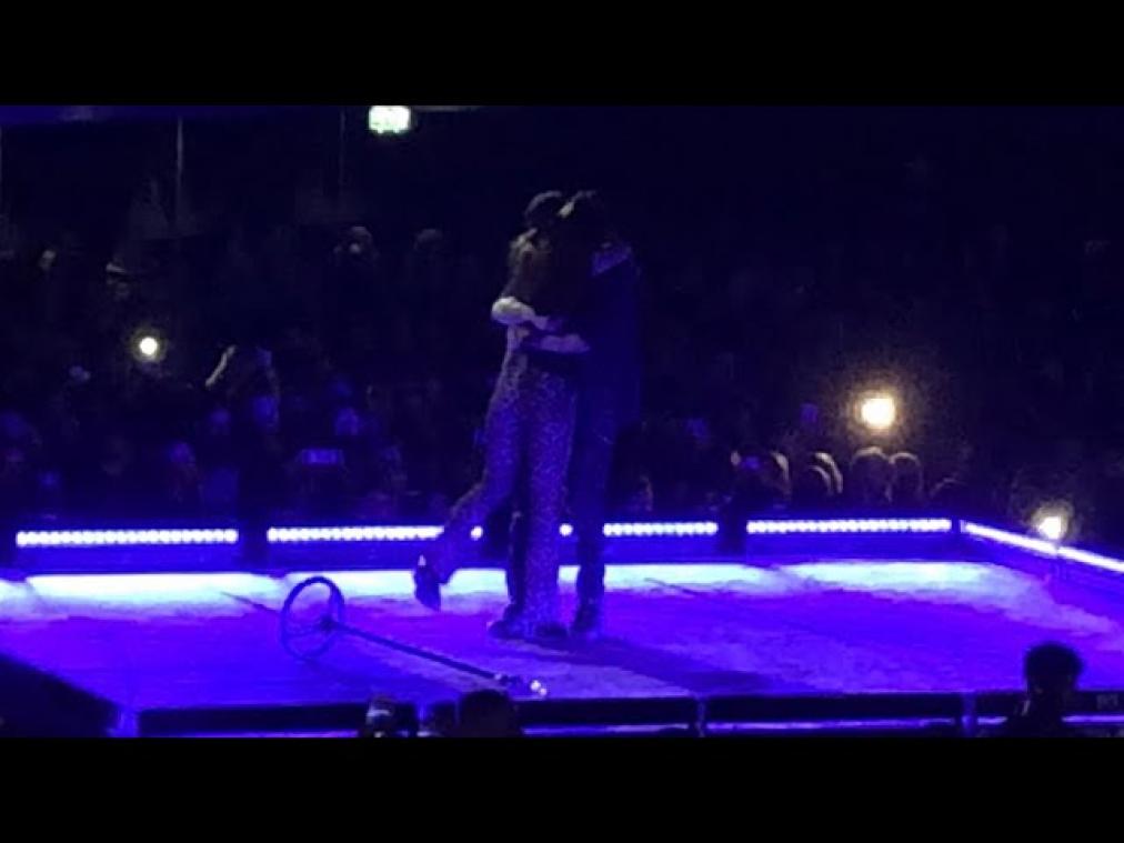 VIDEO: Enrique Iglesias danst en kust minutenlang met Nederlandse fan