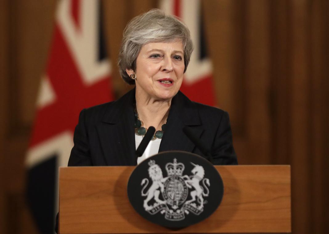 Britse regering wankelt, maar May zet koers verder