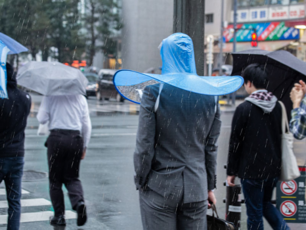 Deze handsfree paraplu lijkt op een condoom voor je hoofd