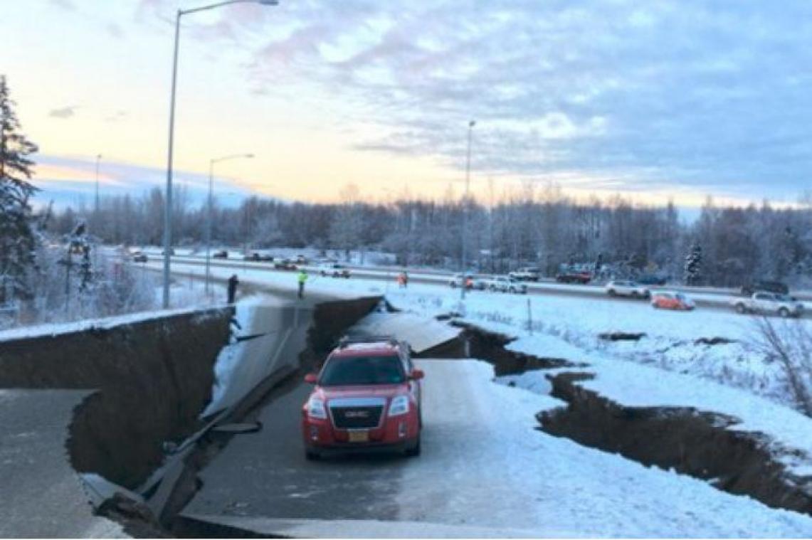 IN BEELD. Aardbeving in Alaska veroorzaakt enorme schade