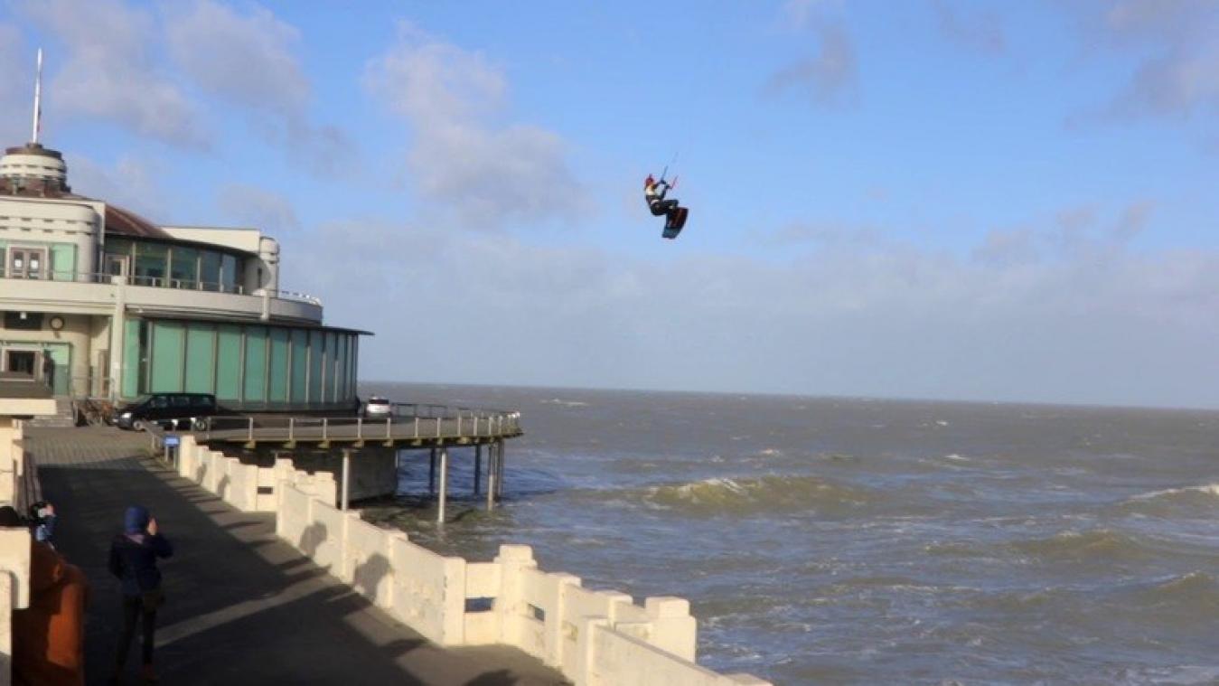 VIDEO. Kiter voert fenomenale stunt uit in Blankenberge