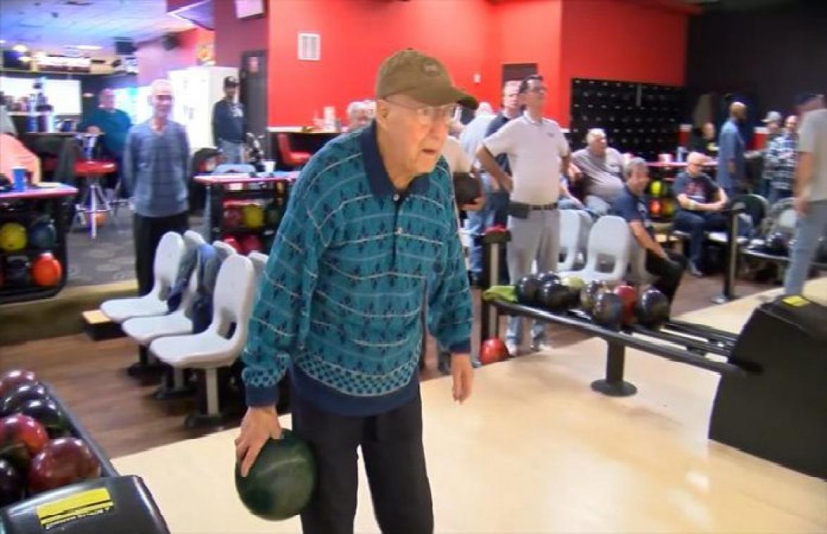 VIDEO. 105-jarige bowlt nog steeds de pannen van het dak
