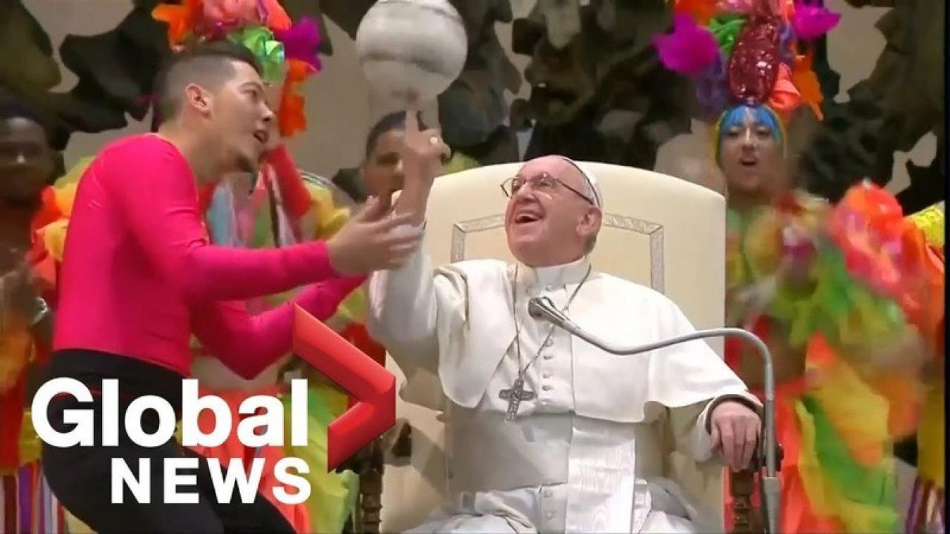 VIDEO. Paus Franciscus toont weergaloze baltechniek