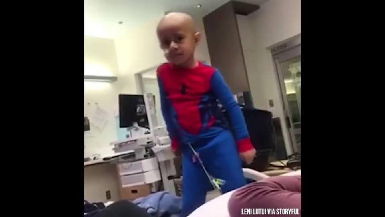 VIDEO. Vijfjarig jongetje viert einde van kankerbehandeling met Michael Jackson
