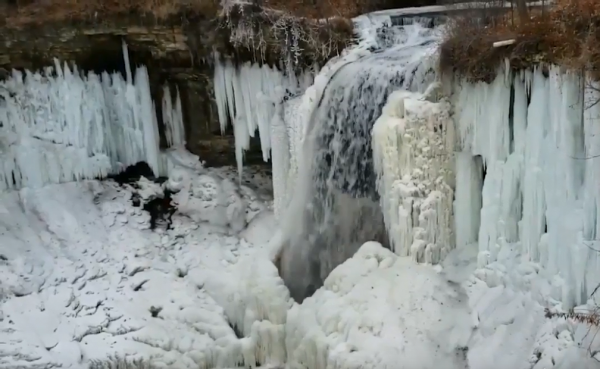 VIDEO. Bevroren waterval lokt heel wat kijklustigen