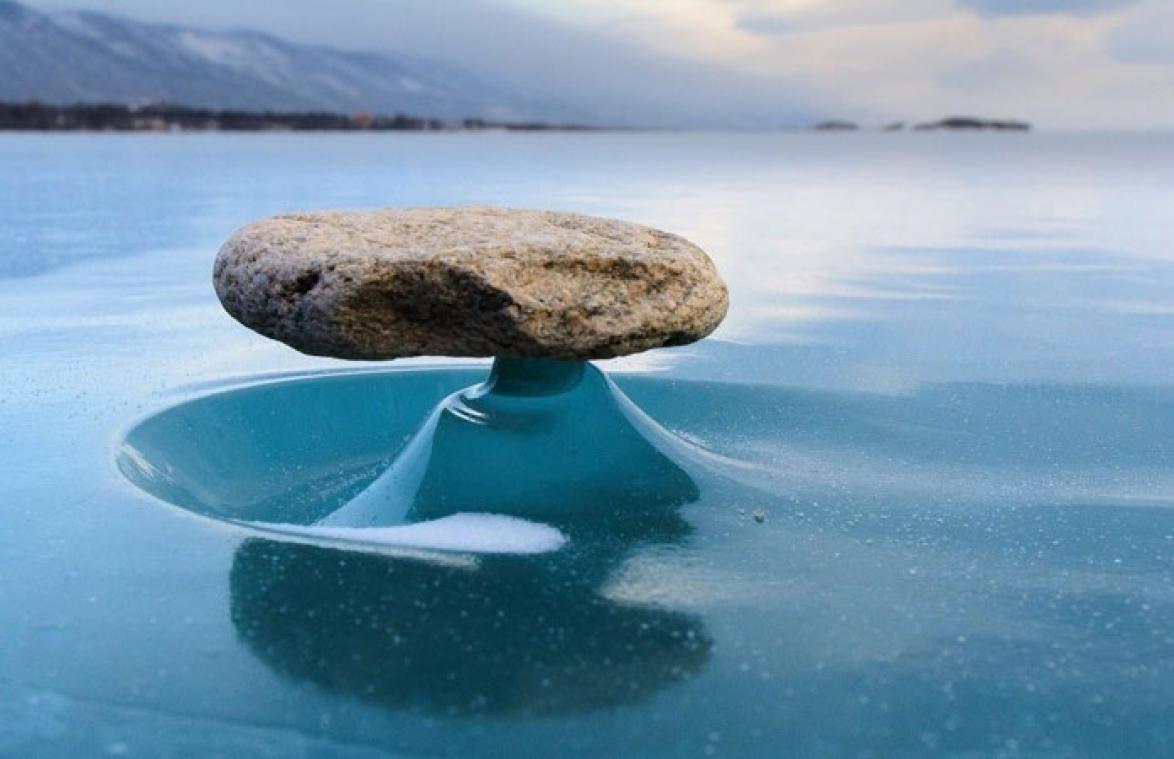 Deze steen ligt bovenop het water. En het is geen Photoshop!