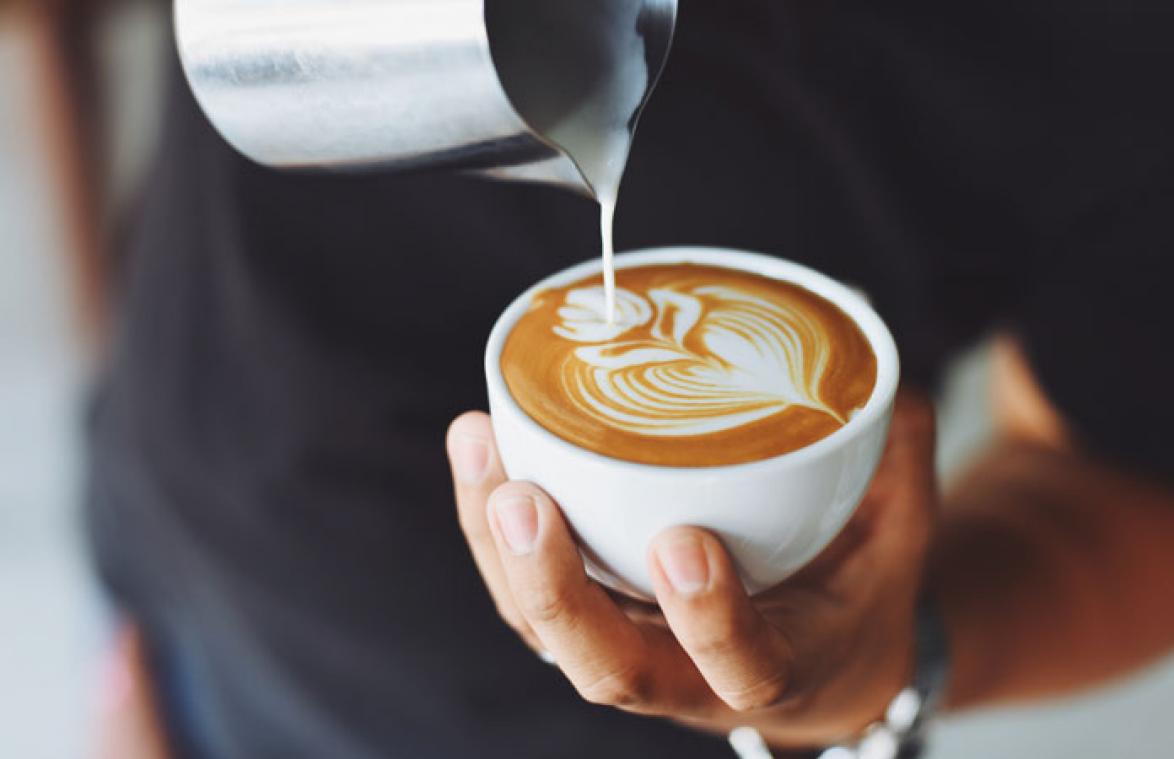 Vrouw heeft nieuws voor collega's die haar melk gebruiken in hun koffie
