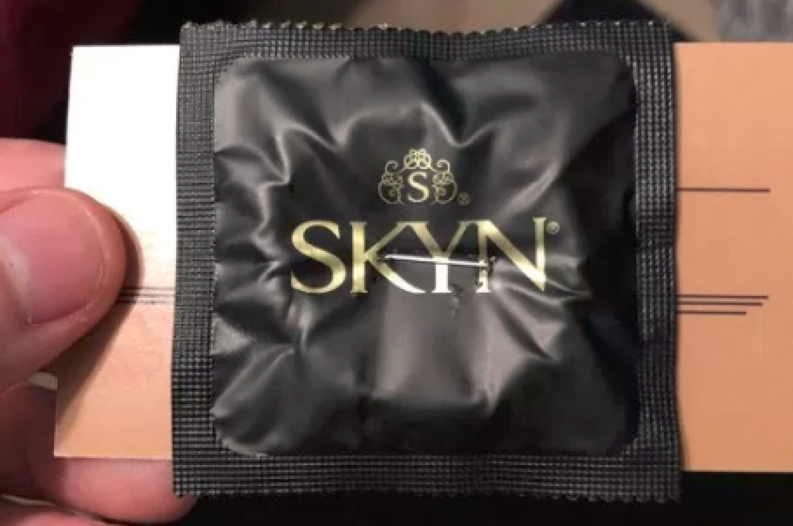 Deze kapper geeft gratis condooms, maar begaat serieuze blunder