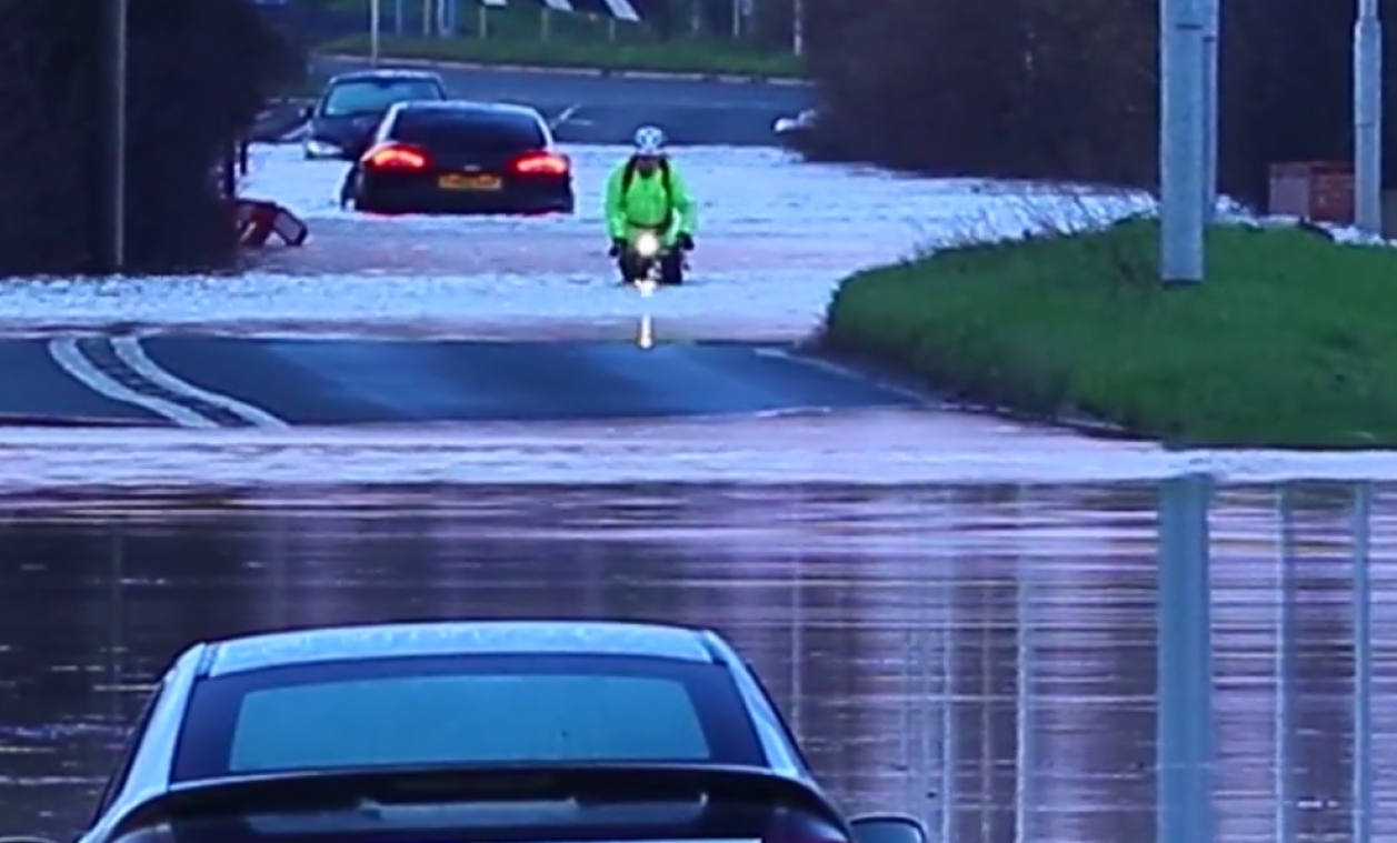 VIDEO. Fietser peddelt vastberaden door overstroomde wegen