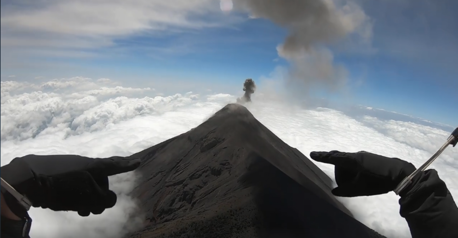 VIDEO. Paragliden boven een uitbarstende vulkaan doe je zo