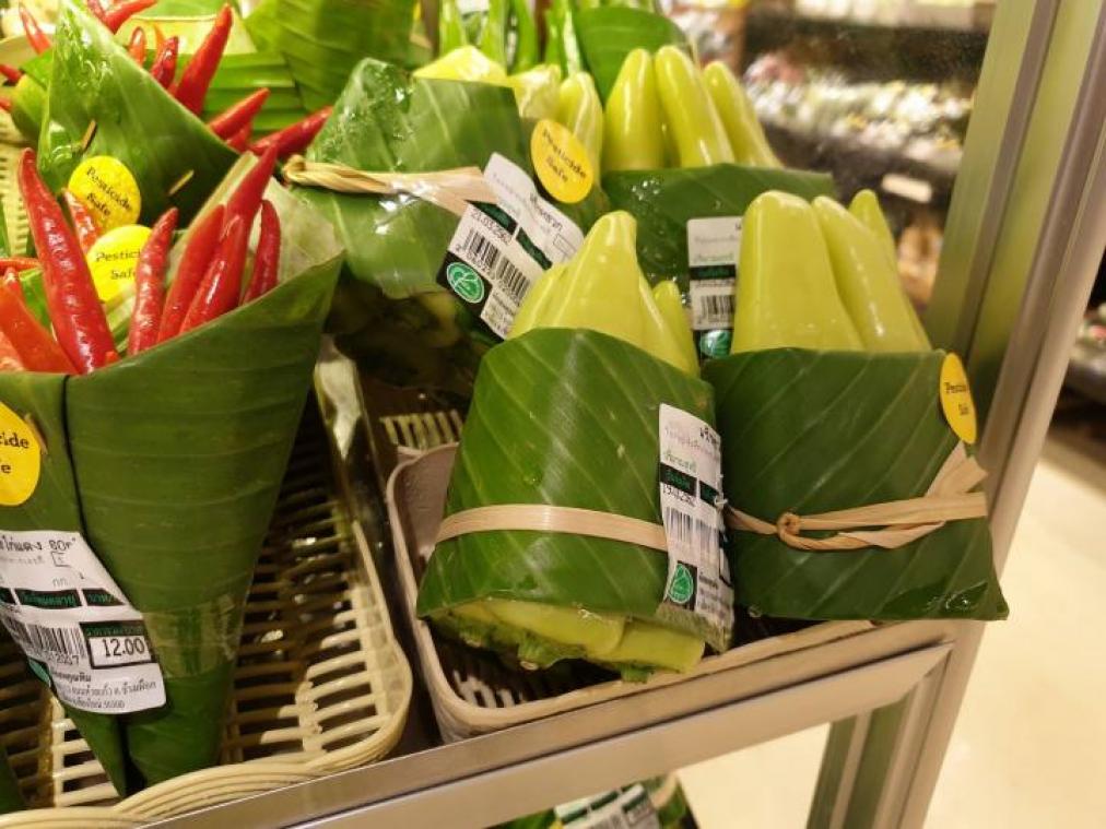 Deze supermarkt vervangt plastic door bananenbladeren