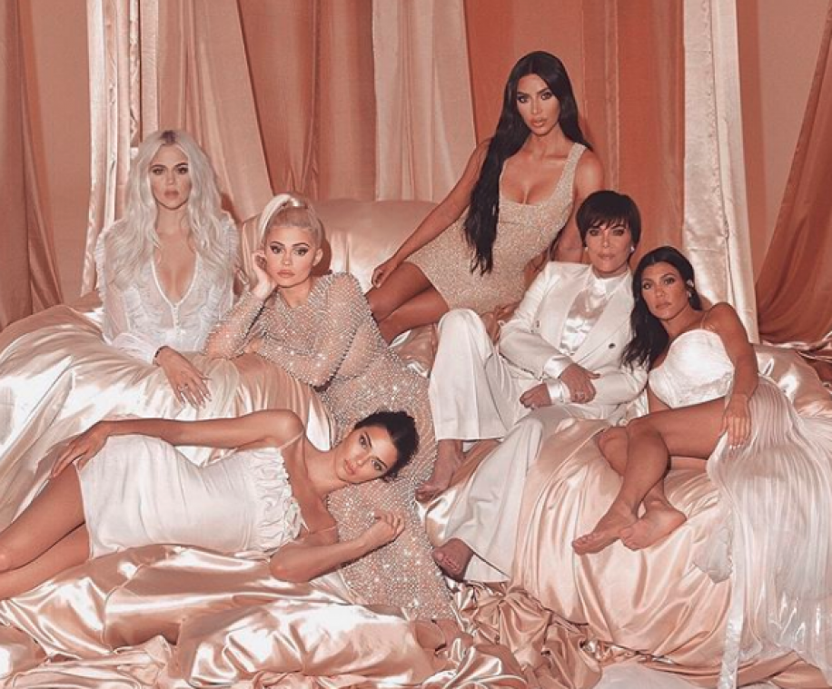 Zie jij wat er mis is met deze foto van de Kardashians?