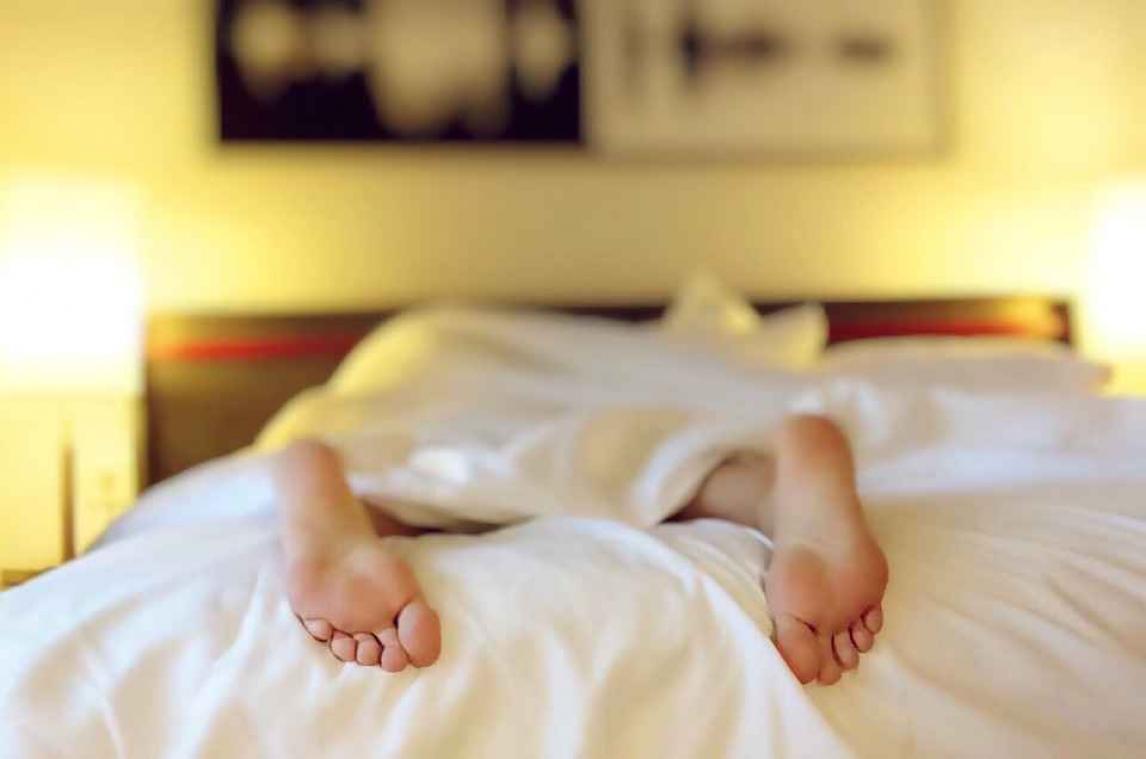 Waarom je gelijktijdig met je partner moet gaan slapen