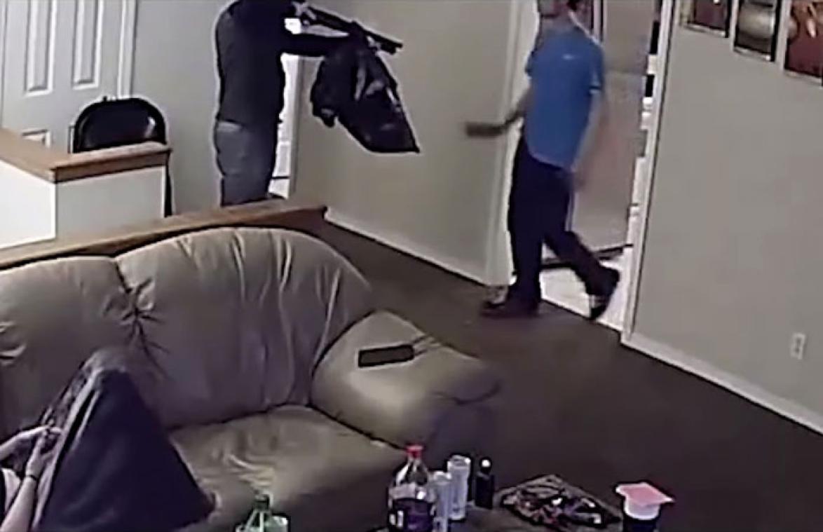 VIDEO. Gewapende inbreker kiest verkeerde huis uit