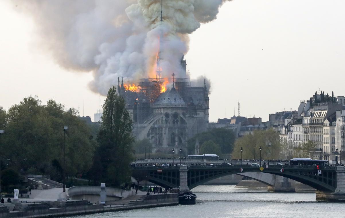 Zware brand zet Parijse Notre-Dame in lichterlaaie