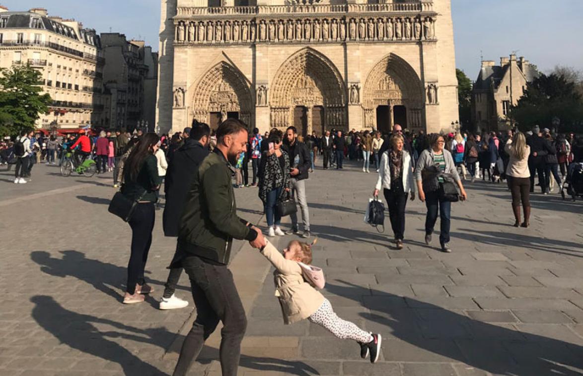 Foto van 'vader en dochter' vlak voor brand Notre-Dame gaat HIEROM viraal