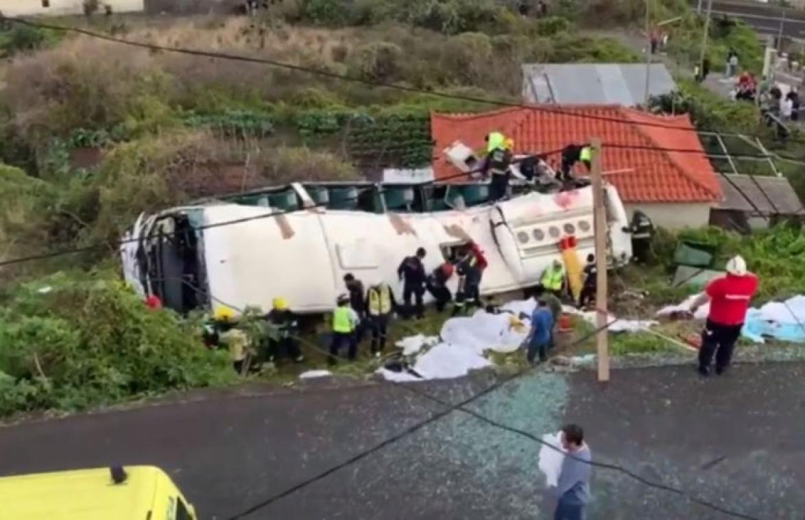 Bus rijdt van helling en crasht op huis in Madeira: 29 doden