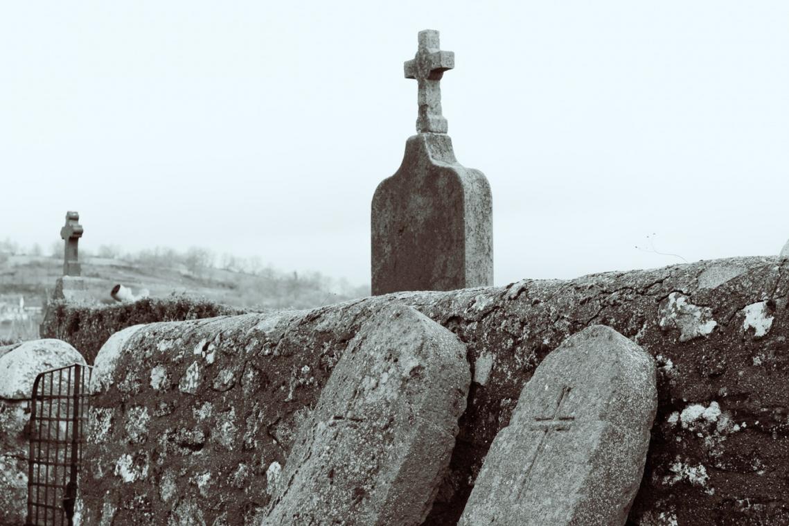 Speelgoed verschijnt 134 jaar later op het graf van peuter, maar niemand weet hoe