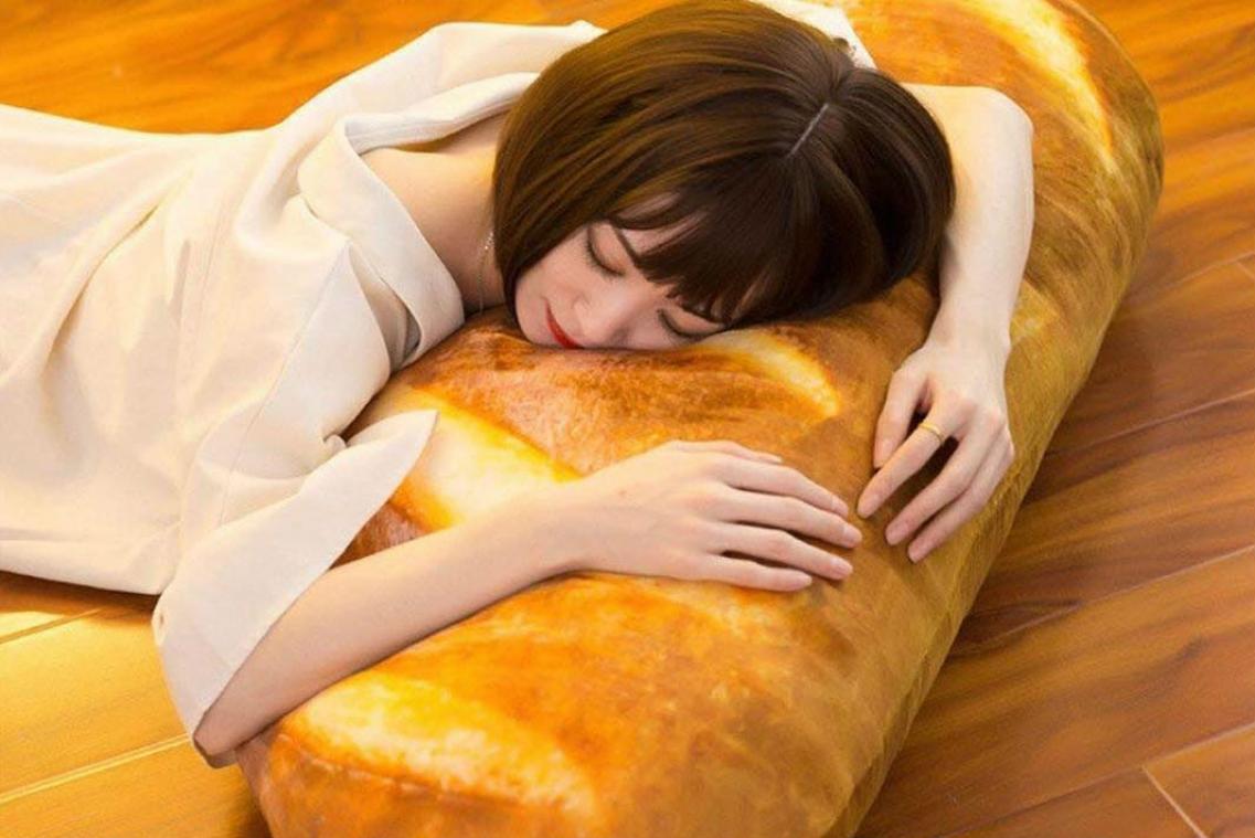 Leg je hoofd te slapen op een levensgrote baguette