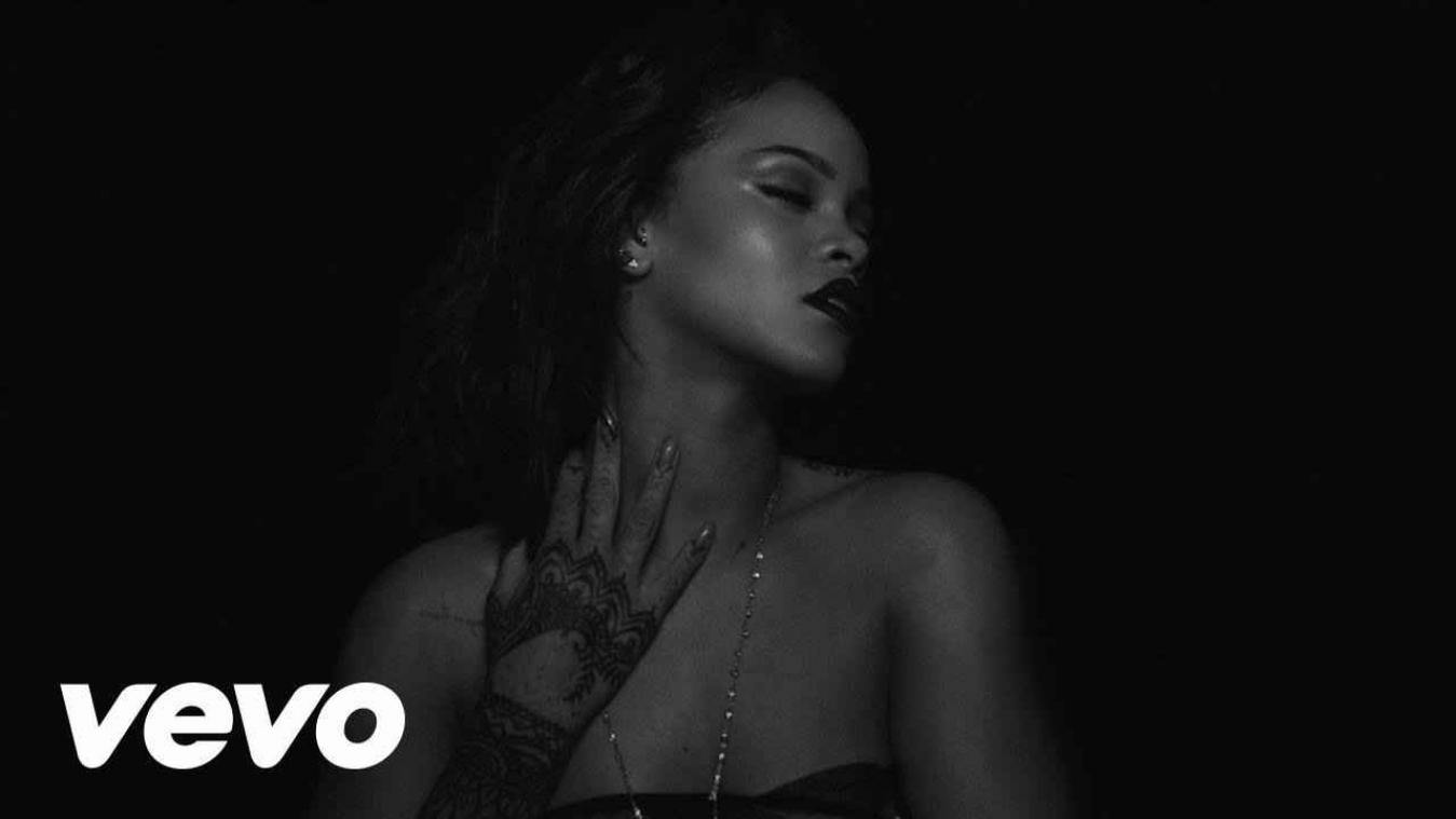 Geen grap: Rihanna gaat uit de kleren in nieuwe videoclip