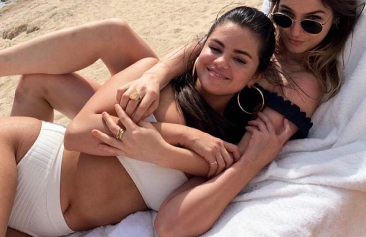 Daarom draagt Selena Gomez liever een bomma-onderbroek op het strand