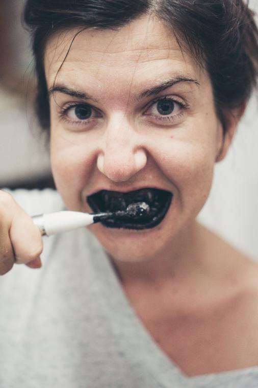 Houtskooltandpasta blijkt dan toch niet zo goed voor je gebit