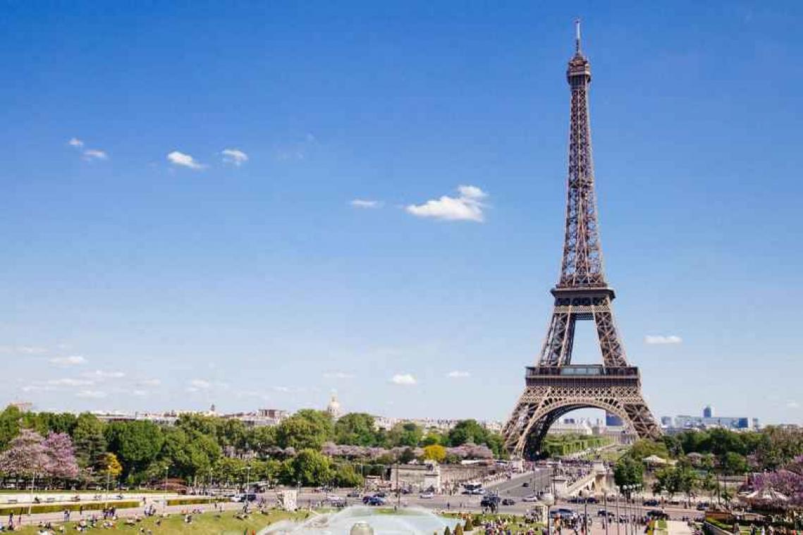 VIDEO. Waaghalzen duiken met deathride tegen 90 kilometer per uur van Eiffeltoren
