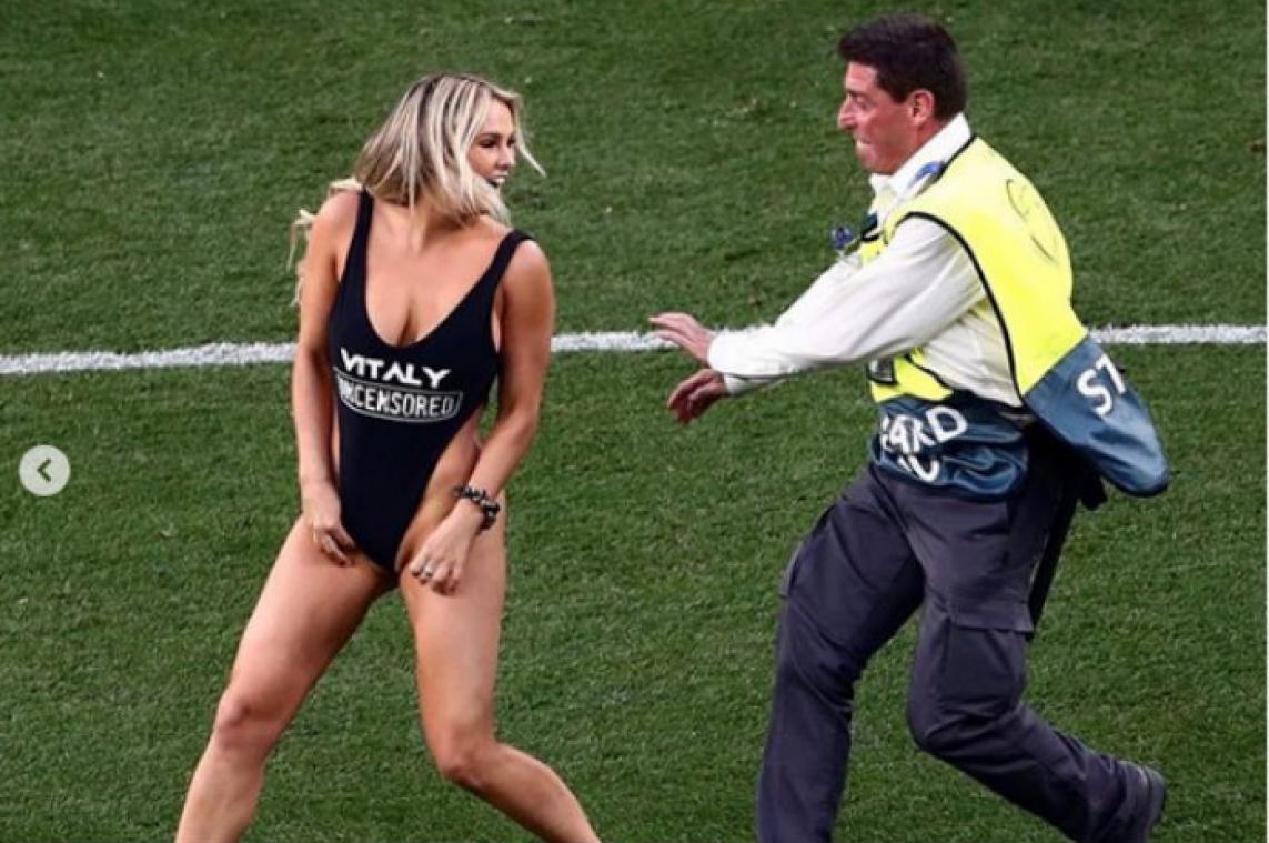 VIDEO. Schaarsgeklede vrouw steelt de show tijdens finale Champions League