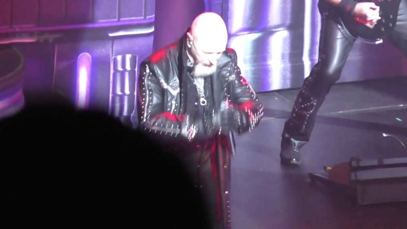 VIDEO. Zanger Judas Priest trapt smartphone van filmende fan weg