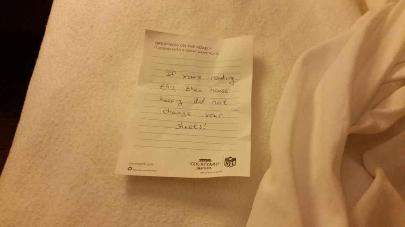 Hotelgast vindt verrassend briefje tussen lakens