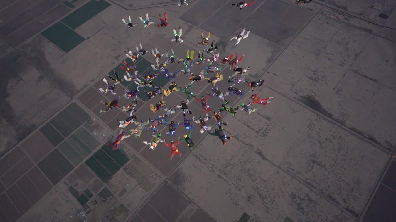 VIDEO. Skydivers maken grootste nachtelijke sprong ooit