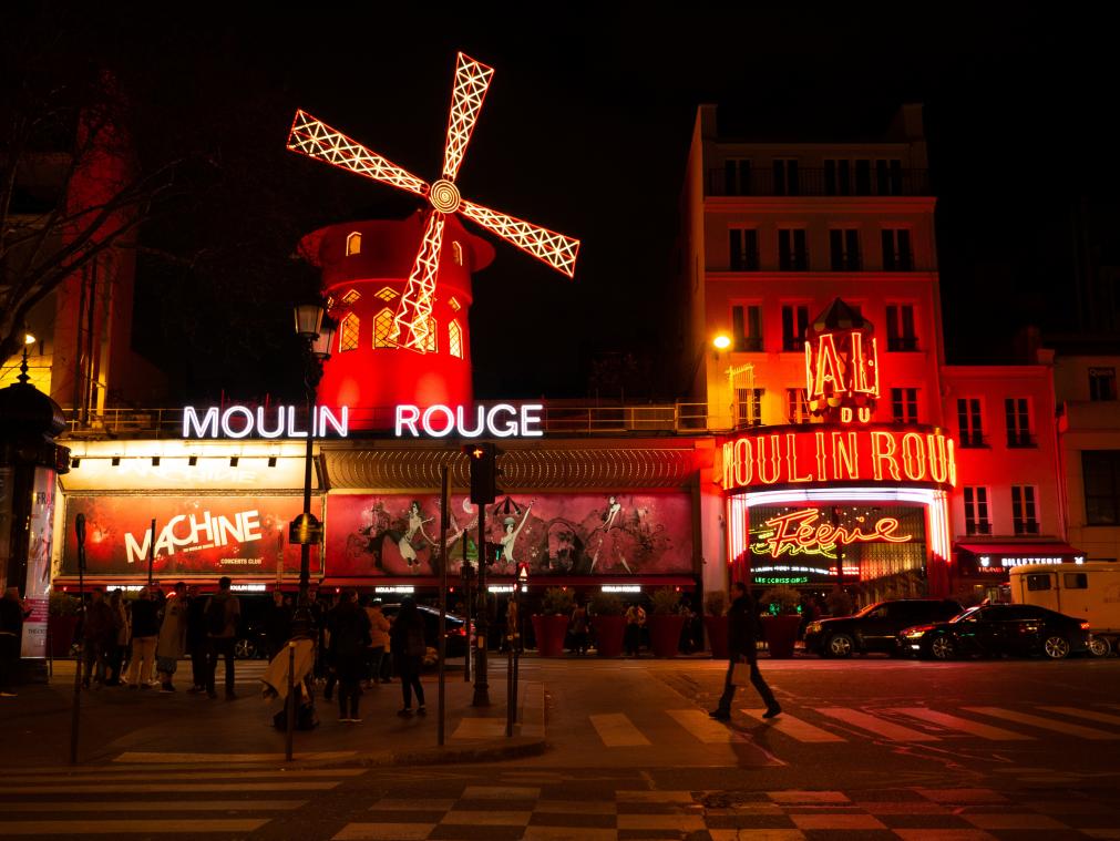 Deze zomer kan je gratis naar de film op het dak van de Moulin Rouge