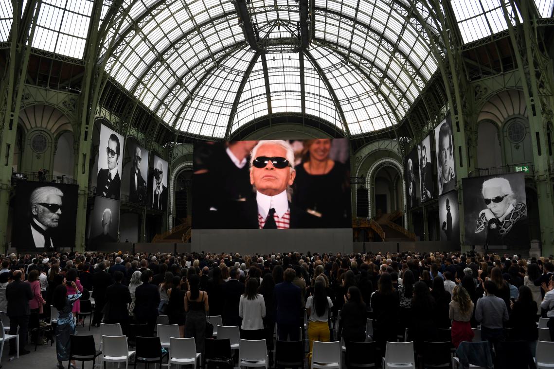 IN BEELD. Karl Lagerfeld herdacht tijdens eerbetoon in Parijs