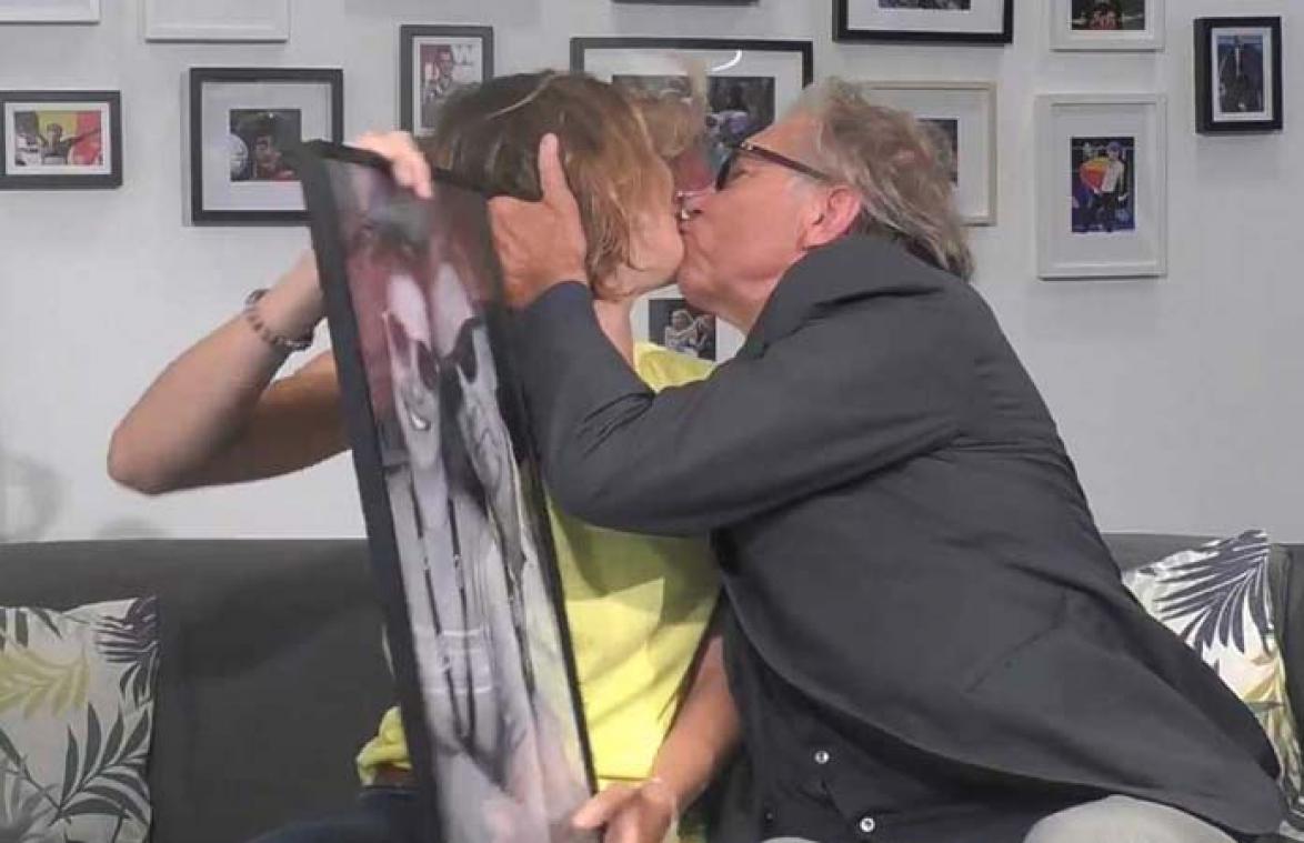 VIDEO. Jan Mulder kust Imke Courtois op de mond: "Ik ben er niet goed van"