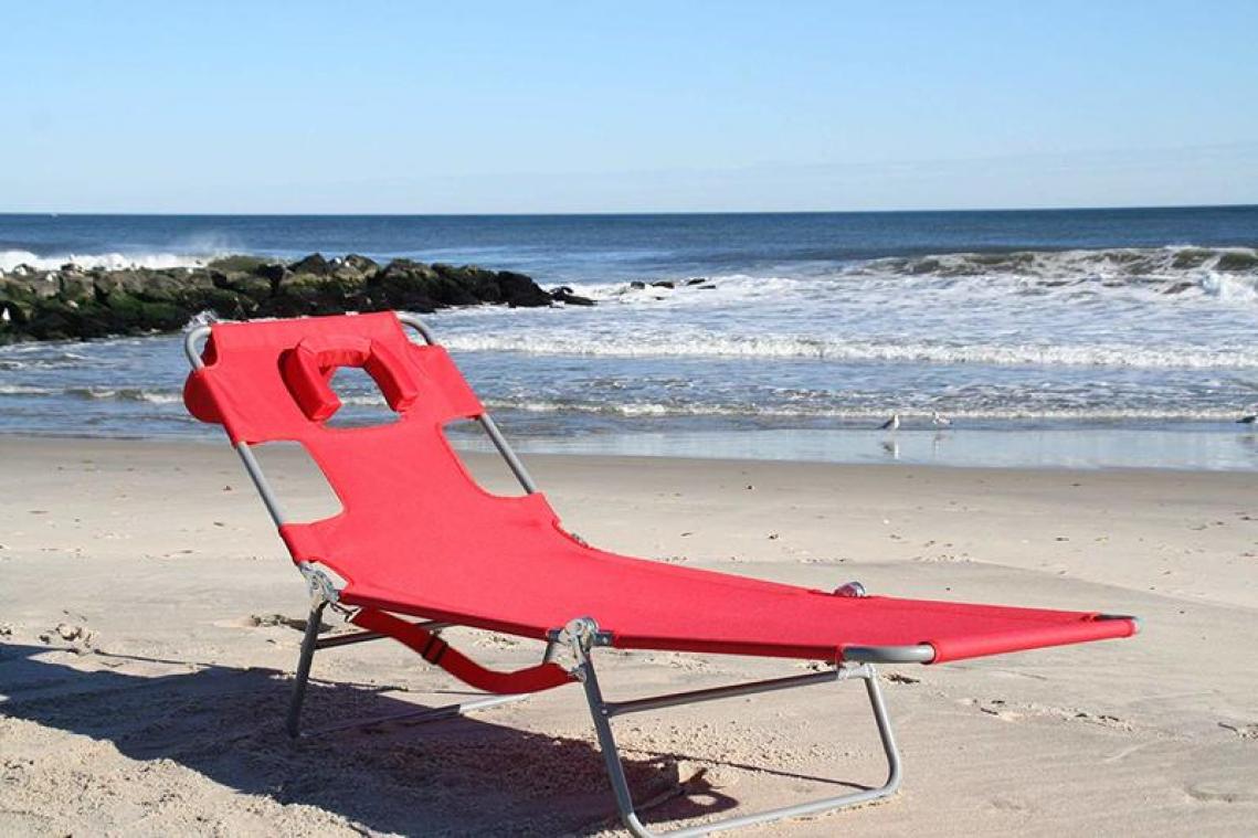 Deze strandstoel is de droom van elke boekenwurm
