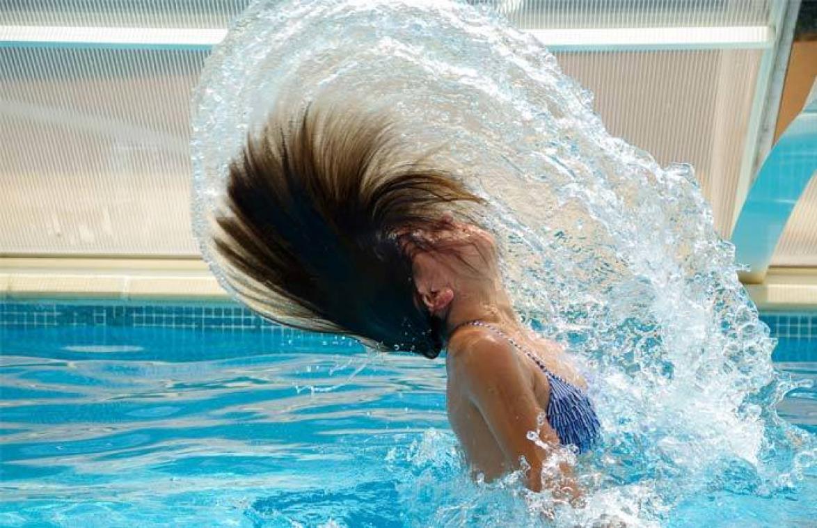 Zo bescherm je je haar tegen chloor in het zwembad