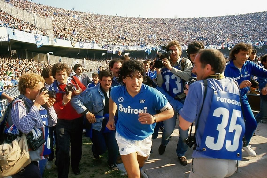 MOVIES. Regisseur Asif Kapadia over zijn documentaire Diego Maradona': "We graven dieper dan de feiten die iedereen kent"