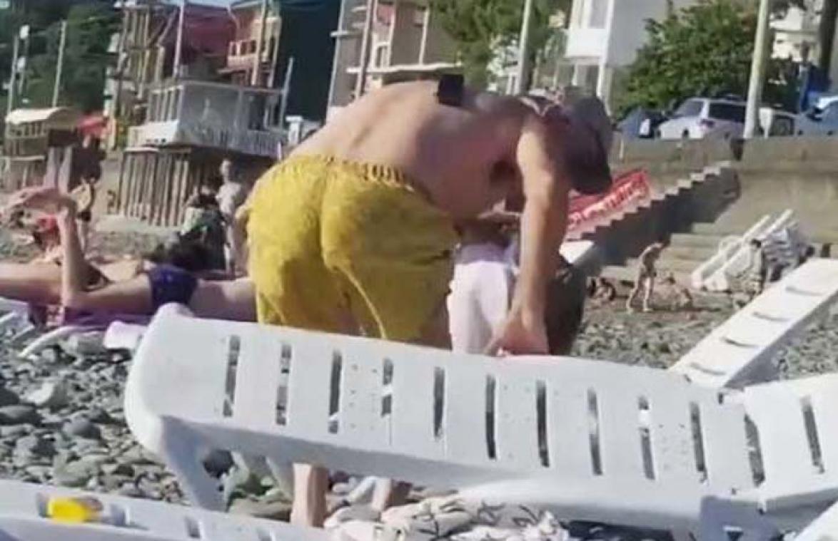 VIDEO. Man op strand vindt zijn telefoon niet, maar die ligt op de meest onverwachte plek...