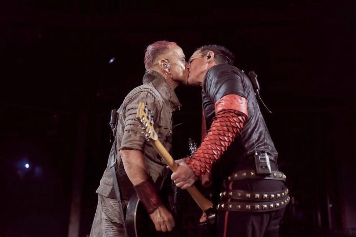 Rammstein-gitaristen antwoorden op Russische anti-holebiwetten met kus tijdens concert
