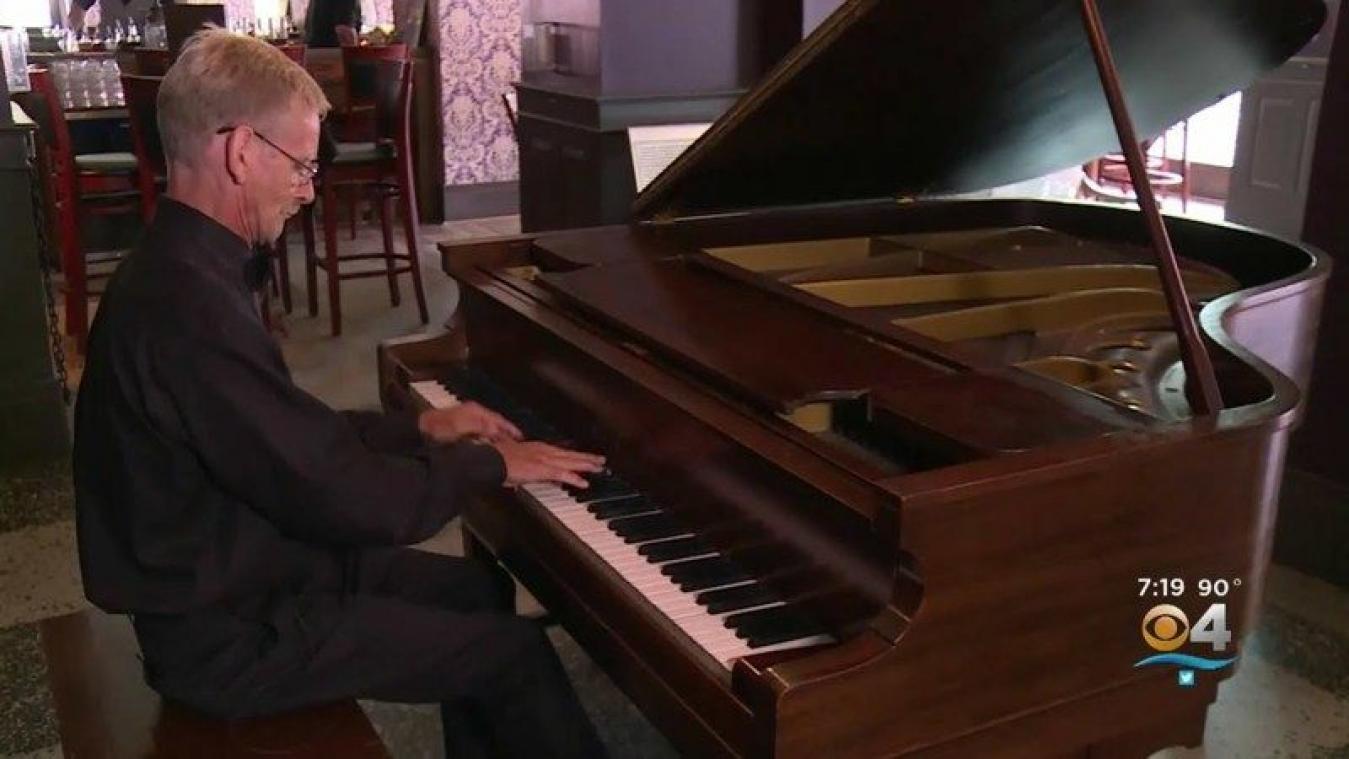 VIDEO. Dakloze man blijkt pianovirtuoos te zijn en krijgt prompt job aangeboden in hotel