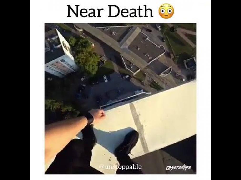 VIDEO. Waaghals struikelt over kabel en valt bijna 25 verdiepingen naar beneden